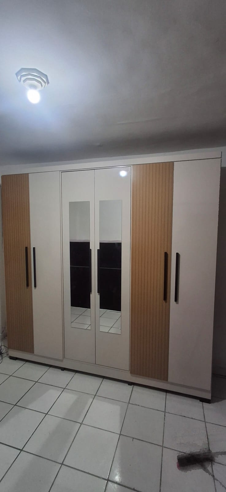 Guarda-roupa com espelhos